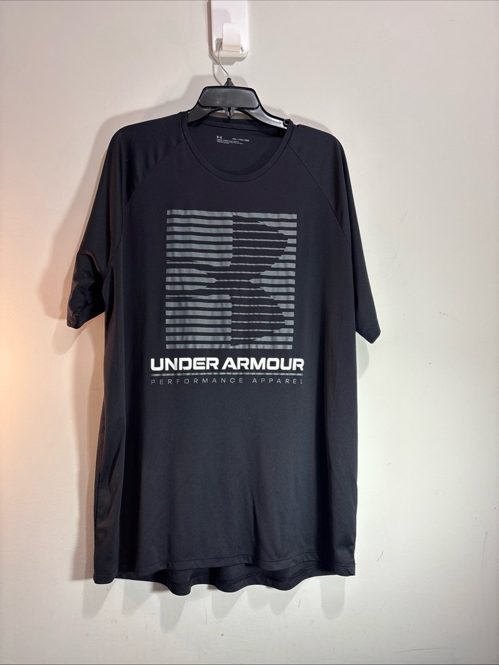 Under Armour Black Short Sleeve Performance Graphic Tee. 1399